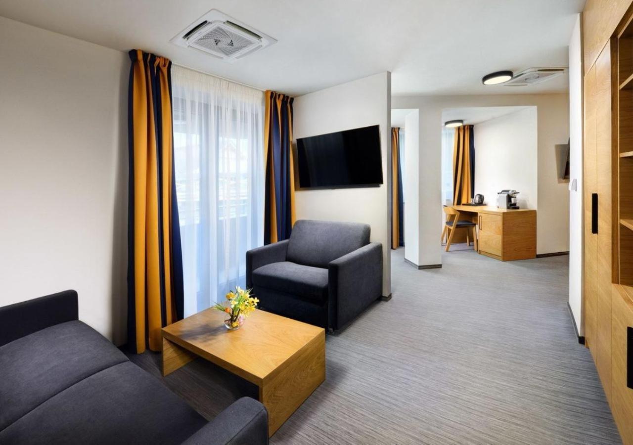 Hotel Galeria Thermal Besenova Bagian luar foto