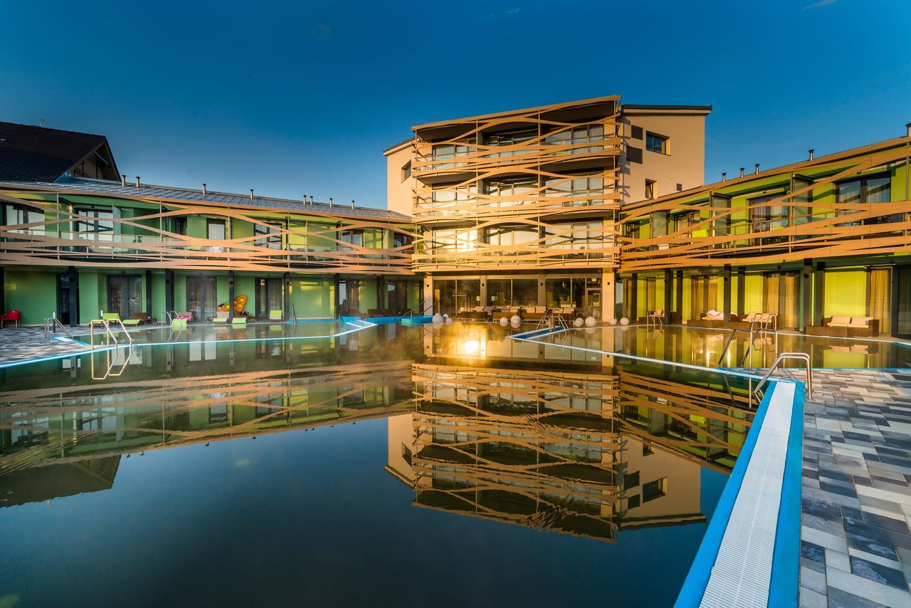 Hotel Galeria Thermal Besenova Bagian luar foto